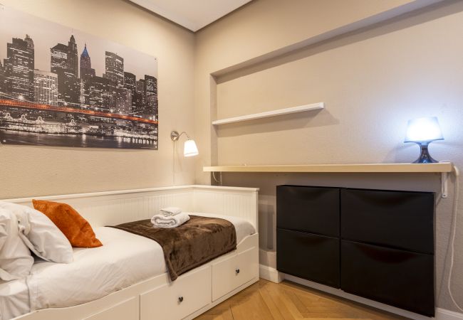 Apartamento em Madrid - Cozy Apartment Madrid. Bº SALAMANCA, IFEMA. AEROPUERTO. 2 ROOMS- 6 PAX - ELEVATOR .Temporal Apartamento em Madrid - Cozy Apartment Madrid. Bº SALAMANCA, IFEMA. AEROPUERTO. 2 ROOMS- 6 PAX - ELEVATOR .Temporal