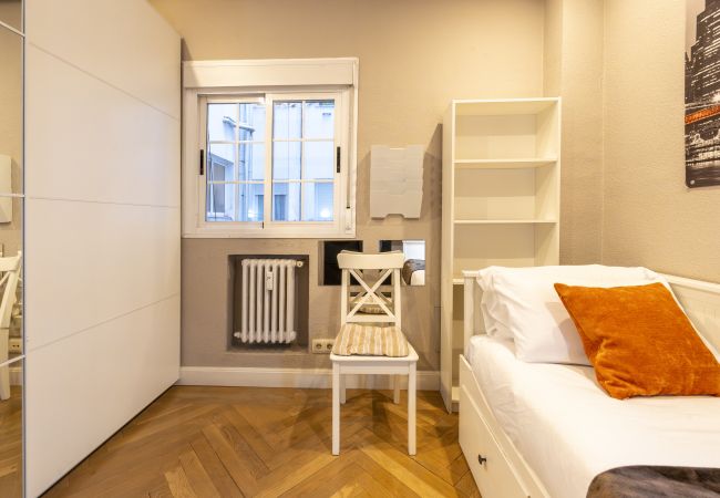 Apartamento em Madrid - Cozy Apartment Madrid. Bº SALAMANCA, IFEMA. AEROPUERTO. 2 ROOMS- 6 PAX - ELEVATOR .Temporal Apartamento em Madrid - Cozy Apartment Madrid. Bº SALAMANCA, IFEMA. AEROPUERTO. 2 ROOMS- 6 PAX - ELEVATOR .Temporal