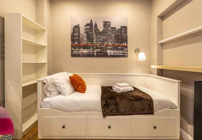 Apartamento em Madrid - Cozy Apartment Madrid. Bº SALAMANCA, IFEMA. AEROPUERTO. 2 ROOMS- 6 PAX - ELEVATOR .Temporal Apartamento em Madrid - Cozy Apartment Madrid. Bº SALAMANCA, IFEMA. AEROPUERTO. 2 ROOMS- 6 PAX - ELEVATOR .Temporal