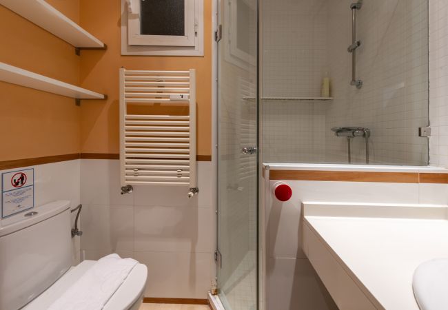 Apartamento em Madrid - Cozy Apartment Madrid. Bº SALAMANCA, IFEMA. AEROPUERTO. 2 ROOMS- 6 PAX - ELEVATOR .Temporal Apartamento em Madrid - Cozy Apartment Madrid. Bº SALAMANCA, IFEMA. AEROPUERTO. 2 ROOMS- 6 PAX - ELEVATOR .Temporal