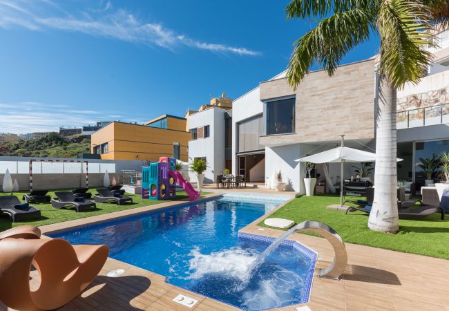 Vila em Santa Cruz de Tenerife - Villa con vistas al mar, piscina,  Gym, Cine  - HomeForGuest