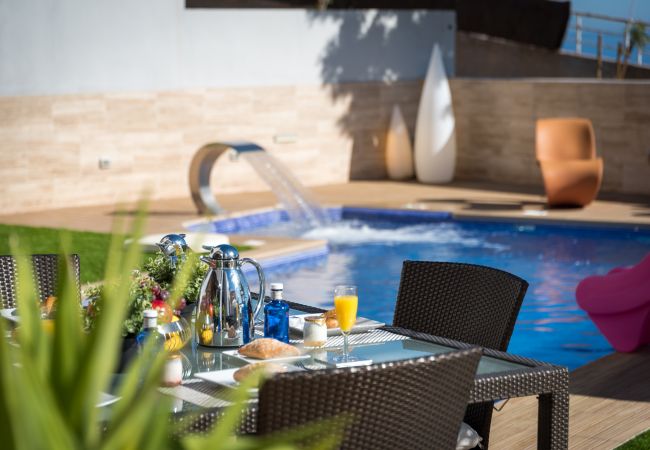 Villa em Santa Cruz de Tenerife - Villa con vistas al mar, piscina,  Gym, Cine  - HomeForGuest Villa em Santa Cruz de Tenerife - Villa con vistas al mar, piscina,  Gym, Cine  - HomeForGuest