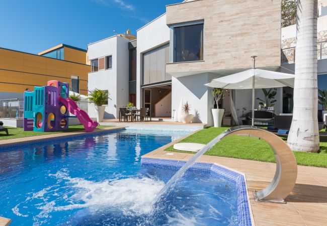 Villa em Santa Cruz de Tenerife - Villa con vistas al mar, piscina,  Gym, Cine  - HomeForGuest Villa em Santa Cruz de Tenerife - Villa con vistas al mar, piscina,  Gym, Cine  - HomeForGuest