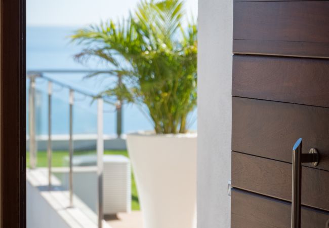 Villa em Santa Cruz de Tenerife - Villa con vistas al mar, piscina,  Gym, Cine  - HomeForGuest Villa em Santa Cruz de Tenerife - Villa con vistas al mar, piscina,  Gym, Cine  - HomeForGuest