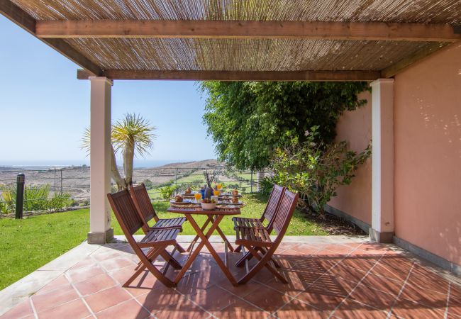 Villa em San Bartolomé de Tirajana - HomeForGuest Salobre Golf Villa, piscina, wifi, vistas impresionantes Villa em San Bartolomé de Tirajana - HomeForGuest Salobre Golf Villa, piscina, wifi, vistas impresionantes