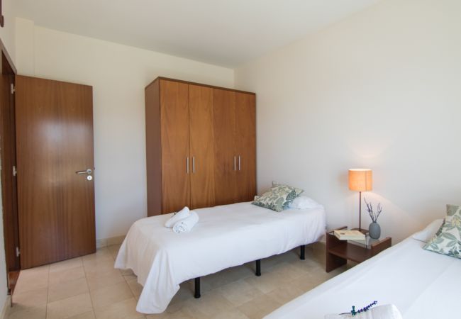 Villa em San Bartolomé de Tirajana - HomeForGuest Salobre Golf Villa, piscina, wifi, vistas impresionantes Villa em San Bartolomé de Tirajana - HomeForGuest Salobre Golf Villa, piscina, wifi, vistas impresionantes