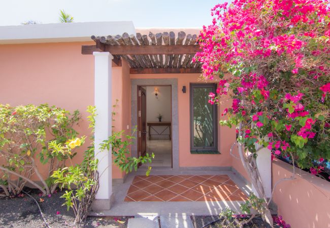 Villa em San Bartolomé de Tirajana - HomeForGuest Salobre Golf Villa, piscina, wifi, vistas impresionantes Villa em San Bartolomé de Tirajana - HomeForGuest Salobre Golf Villa, piscina, wifi, vistas impresionantes