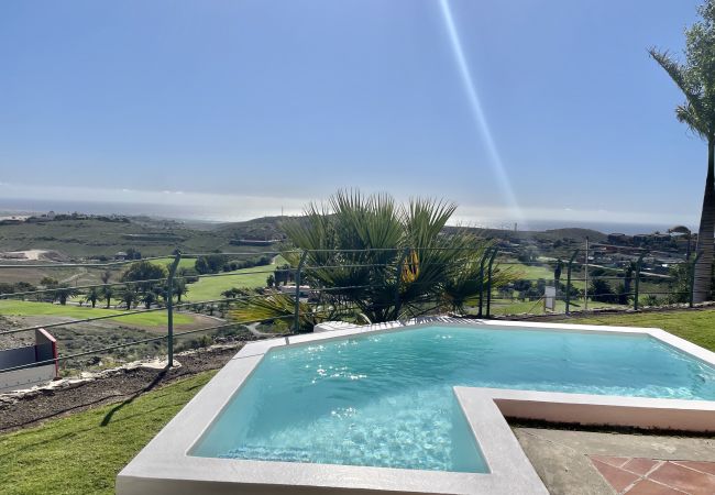 Villa em San Bartolomé de Tirajana - HomeForGuest Salobre Golf Villa, piscina, wifi, vistas impresionantes Villa em San Bartolomé de Tirajana - HomeForGuest Salobre Golf Villa, piscina, wifi, vistas impresionantes