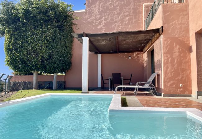 Villa em San Bartolomé de Tirajana - HomeForGuest Salobre Golf Villa, piscina, wifi, vistas impresionantes Villa em San Bartolomé de Tirajana - HomeForGuest Salobre Golf Villa, piscina, wifi, vistas impresionantes