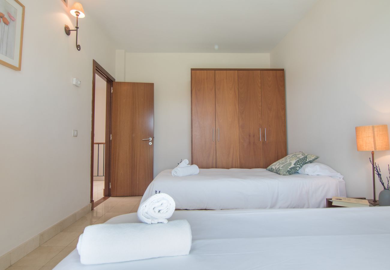 Villa em San Bartolomé de Tirajana - HomeForGuest Salobre Golf Villa, piscina, wifi, vistas impresionantes Villa em San Bartolomé de Tirajana - HomeForGuest Salobre Golf Villa, piscina, wifi, vistas impresionantes