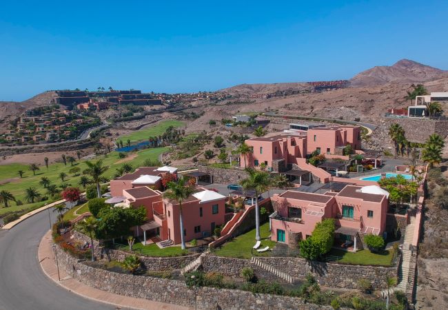 Villa em San Bartolomé de Tirajana - HomeForGuest Salobre Villa, 5PAX, WIFI, POOL, GREAT VIEWS  Villa em San Bartolomé de Tirajana - HomeForGuest Salobre Villa, 5PAX, WIFI, POOL, GREAT VIEWS