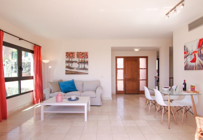 Villa em San Bartolomé de Tirajana - HomeForGuest Salobre Villa, 5PAX, WIFI, POOL, GREAT VIEWS  Villa em San Bartolomé de Tirajana - HomeForGuest Salobre Villa, 5PAX, WIFI, POOL, GREAT VIEWS
