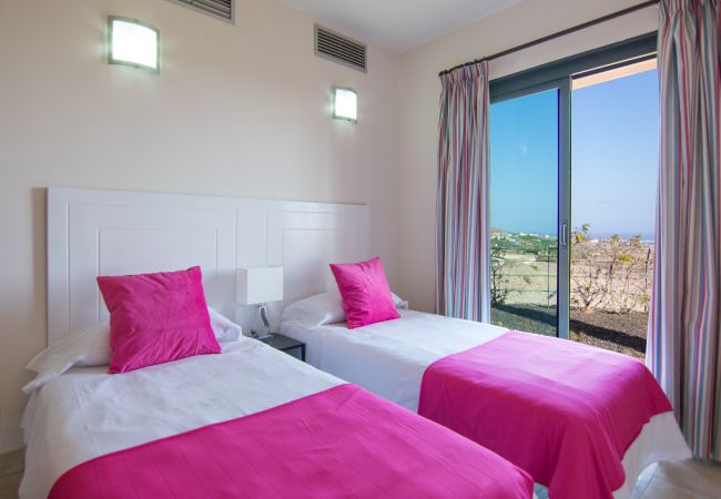 Villa em San Bartolomé de Tirajana - HomeForGuest Salobre Villa, 5PAX, WIFI, POOL, GREAT VIEWS  Villa em San Bartolomé de Tirajana - HomeForGuest Salobre Villa, 5PAX, WIFI, POOL, GREAT VIEWS