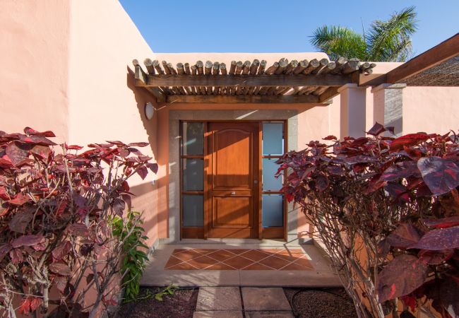 Villa em San Bartolomé de Tirajana - HomeForGuest Salobre Villa, 5PAX, WIFI, POOL, GREAT VIEWS  Villa em San Bartolomé de Tirajana - HomeForGuest Salobre Villa, 5PAX, WIFI, POOL, GREAT VIEWS