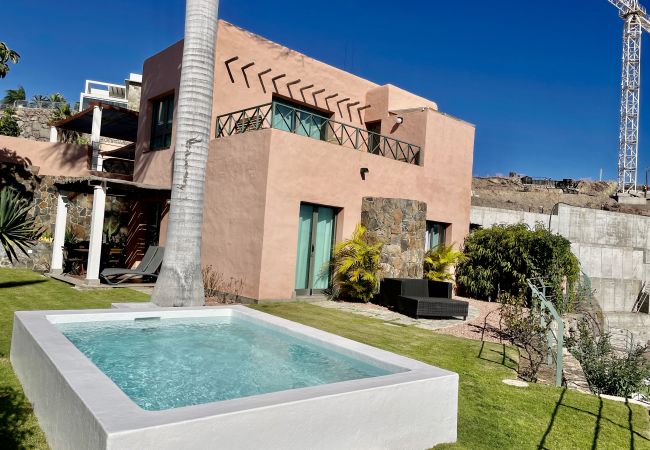 Vila em San Bartolomé de Tirajana - HomeForGuest Salobre Villa, 5PAX, WIFI, POOL, GREAT VIEWS 