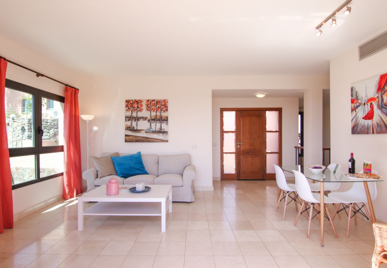 Villa em San Bartolomé de Tirajana - HomeForGuest Salobre Villa, 5PAX, WIFI, POOL, GREAT VIEWS  Villa em San Bartolomé de Tirajana - HomeForGuest Salobre Villa, 5PAX, WIFI, POOL, GREAT VIEWS