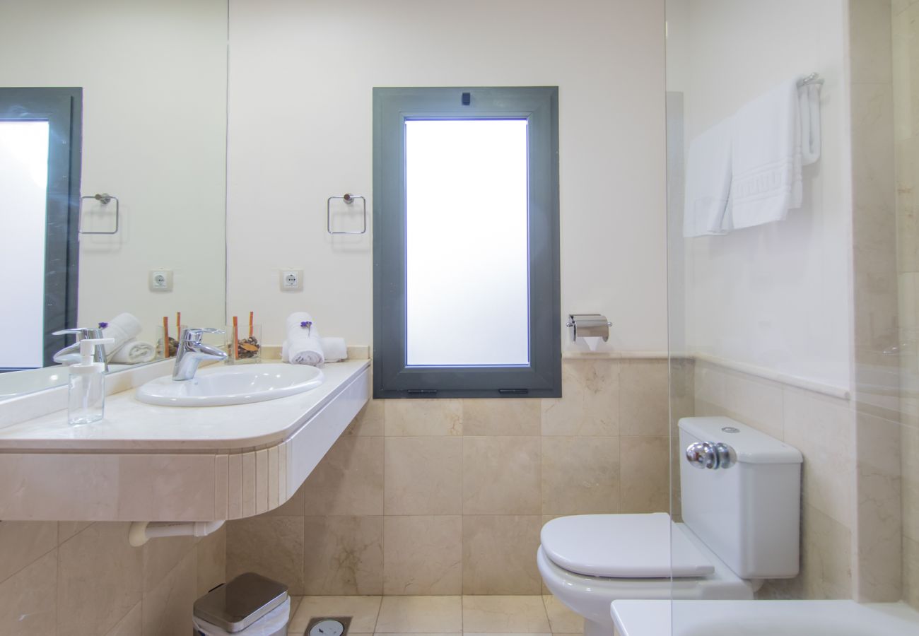 Villa em San Bartolomé de Tirajana - HomeForGuest Salobre Villa, 5PAX, WIFI, POOL, GREAT VIEWS  Villa em San Bartolomé de Tirajana - HomeForGuest Salobre Villa, 5PAX, WIFI, POOL, GREAT VIEWS