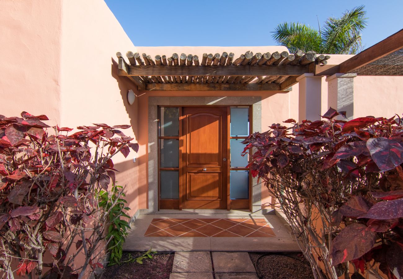 Villa em San Bartolomé de Tirajana - HomeForGuest Salobre Villa, 5PAX, WIFI, POOL, GREAT VIEWS  Villa em San Bartolomé de Tirajana - HomeForGuest Salobre Villa, 5PAX, WIFI, POOL, GREAT VIEWS