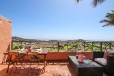 Villa em San Bartolomé de Tirajana - HomeForGuest Salobre Villa, 5PAX, WIFI, POOL, GREAT VIEWS 