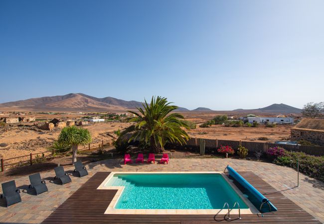 Villa em Antigua - Fuerteventura - HomeForGuest Casa Atlanntes: piscina climatizada, jardín de 4000m² - HomeForGuest  Villa em Antigua - Fuerteventura - HomeForGuest Casa Atlanntes: piscina climatizada, jardín de 4000m² - HomeForGuest