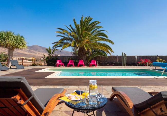 Villa em Antigua - Fuerteventura - HomeForGuest Casa Atlanntes: piscina climatizada, jardín de 4000m² - HomeForGuest  Villa em Antigua - Fuerteventura - HomeForGuest Casa Atlanntes: piscina climatizada, jardín de 4000m² - HomeForGuest