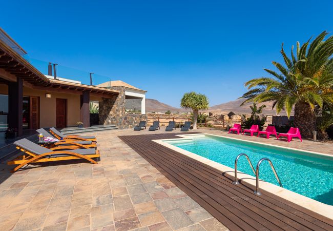 Villa em Antigua - Fuerteventura - HomeForGuest Casa Atlanntes: piscina climatizada, jardín de 4000m² - HomeForGuest  Villa em Antigua - Fuerteventura - HomeForGuest Casa Atlanntes: piscina climatizada, jardín de 4000m² - HomeForGuest