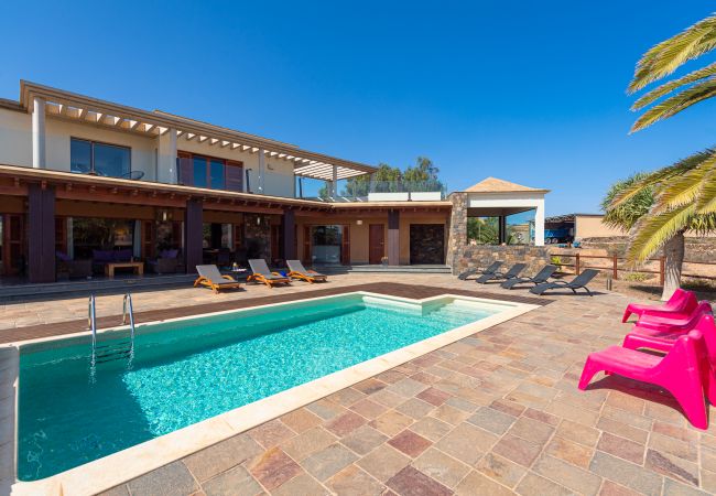 Vila em Antigua - Fuerteventura - HomeForGuest Casa Atlanntes: piscina climatizada, jardín de 4000m² - HomeForGuest 