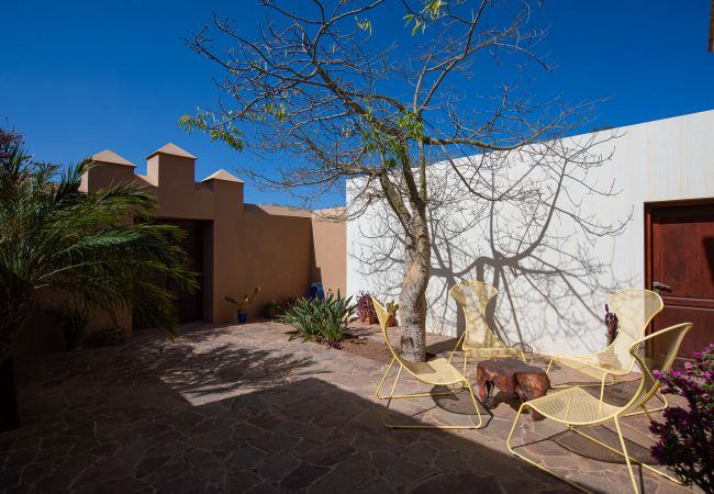Villa em Antigua - Fuerteventura - HomeForGuest Casa Atlanntes: piscina climatizada, jardín de 4000m² - HomeForGuest  Villa em Antigua - Fuerteventura - HomeForGuest Casa Atlanntes: piscina climatizada, jardín de 4000m² - HomeForGuest