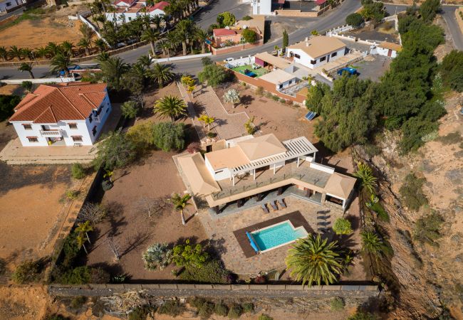 Villa em Antigua - Fuerteventura - HomeForGuest Casa Atlanntes: piscina climatizada, jardín de 4000m² - HomeForGuest  Villa em Antigua - Fuerteventura - HomeForGuest Casa Atlanntes: piscina climatizada, jardín de 4000m² - HomeForGuest