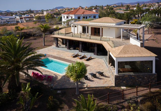 Villa em Antigua - Fuerteventura - HomeForGuest Casa Atlanntes: piscina climatizada, jardín de 4000m² - HomeForGuest  Villa em Antigua - Fuerteventura - HomeForGuest Casa Atlanntes: piscina climatizada, jardín de 4000m² - HomeForGuest