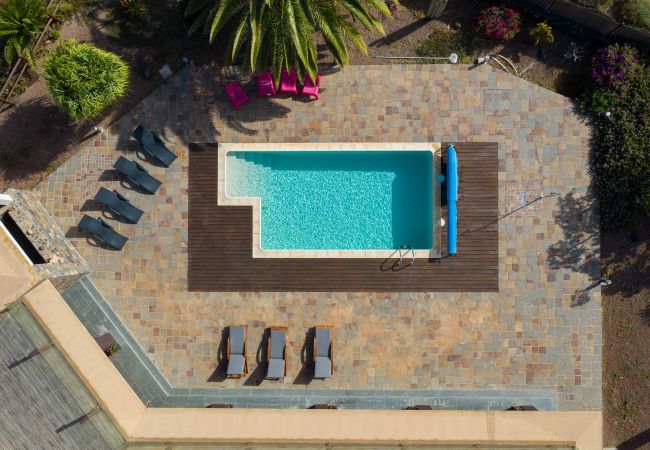 Villa em Antigua - Fuerteventura - HomeForGuest Casa Atlanntes: piscina climatizada, jardín de 4000m² - HomeForGuest  Villa em Antigua - Fuerteventura - HomeForGuest Casa Atlanntes: piscina climatizada, jardín de 4000m² - HomeForGuest