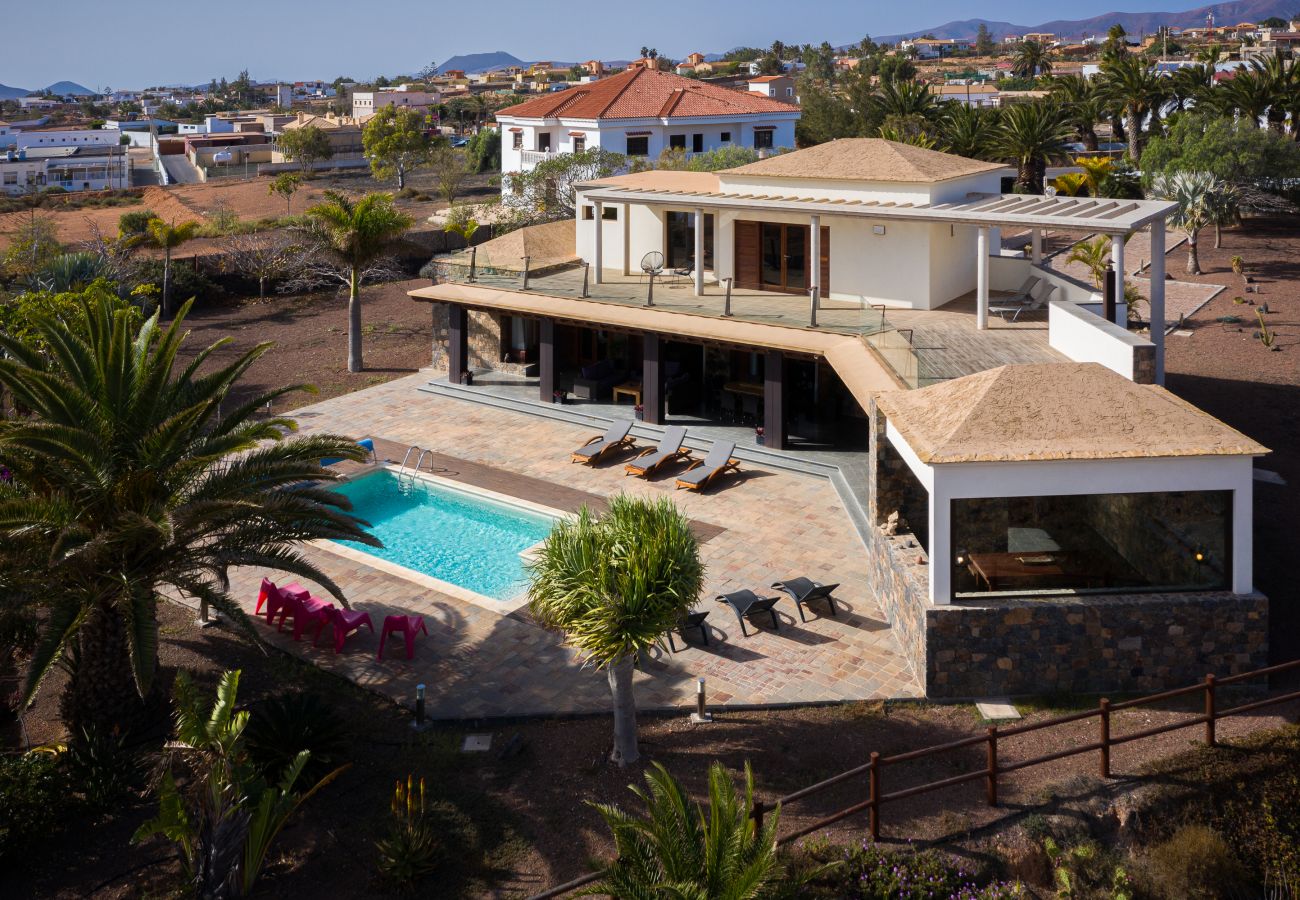Villa em Antigua - Fuerteventura - HomeForGuest Casa Atlanntes: piscina climatizada, jardín de 4000m² - HomeForGuest  Villa em Antigua - Fuerteventura - HomeForGuest Casa Atlanntes: piscina climatizada, jardín de 4000m² - HomeForGuest