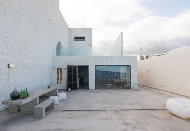 Apartamento em Arico - HomeForGuest NextDoor Oasis: frente al mar, terraza, piscina natural- HomeForGuest Apartamento em Arico - HomeForGuest NextDoor Oasis: frente al mar, terraza, piscina natural- HomeForGuest