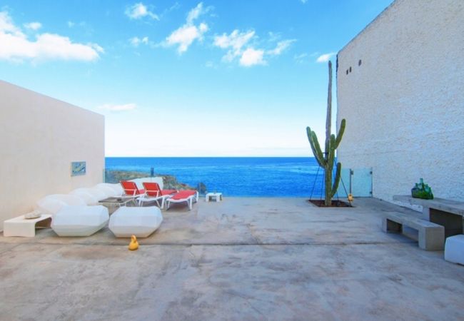 Apartamento em Arico - HomeForGuest NextDoor Oasis: frente al mar, terraza, piscina natural- HomeForGuest