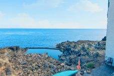 Apartamento em Arico - HomeForGuest NextDoor Oasis: frente al mar, terraza, piscina natural- HomeForGuest