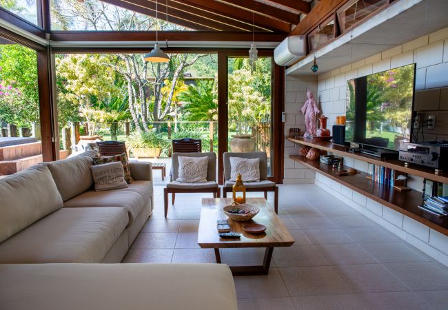Casa em São Sebastião - Casa c Wi-Fi, jacuzzi e churrasqueira em Guaecá/SP