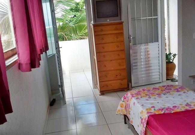Quarto em Caraguatatuba - Suíte 2 com piscina e wi-fi em Caraguatatuba Quarto em Caraguatatuba - Suíte 2 com piscina e wi-fi em Caraguatatuba