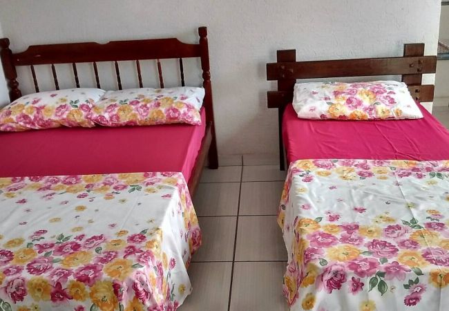 Quarto em Caraguatatuba - Suíte 2 com piscina e wi-fi em Caraguatatuba Quarto em Caraguatatuba - Suíte 2 com piscina e wi-fi em Caraguatatuba