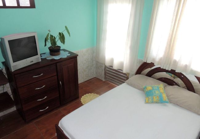 Quarto em Caraguatatuba - Suíte 5 com piscina e wi-fi em Caraguatatuba Quarto em Caraguatatuba - Suíte 5 com piscina e wi-fi em Caraguatatuba