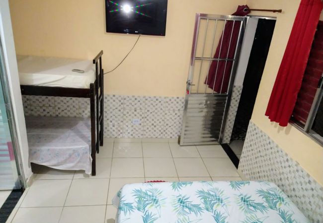Quarto em Caraguatatuba - Suíte 10 com wifi a 4 min da praia em Caraguá Quarto em Caraguatatuba - Suíte 10 com wifi a 4 min da praia em Caraguá