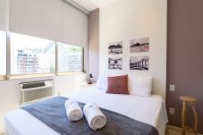Apartamento em Rio de Janeiro - 450 metros da praia do Leme | PI903