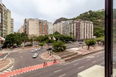 Apartamento em Rio de Janeiro - 450 metros da praia do Leme | PI401