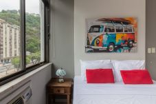Apartamento em Rio de Janeiro - 450 metros da praia do Leme | PI401