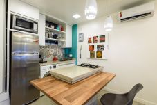 Apartamento em Rio de Janeiro - Vista lateral para o mar, 3min da praia | PJ204