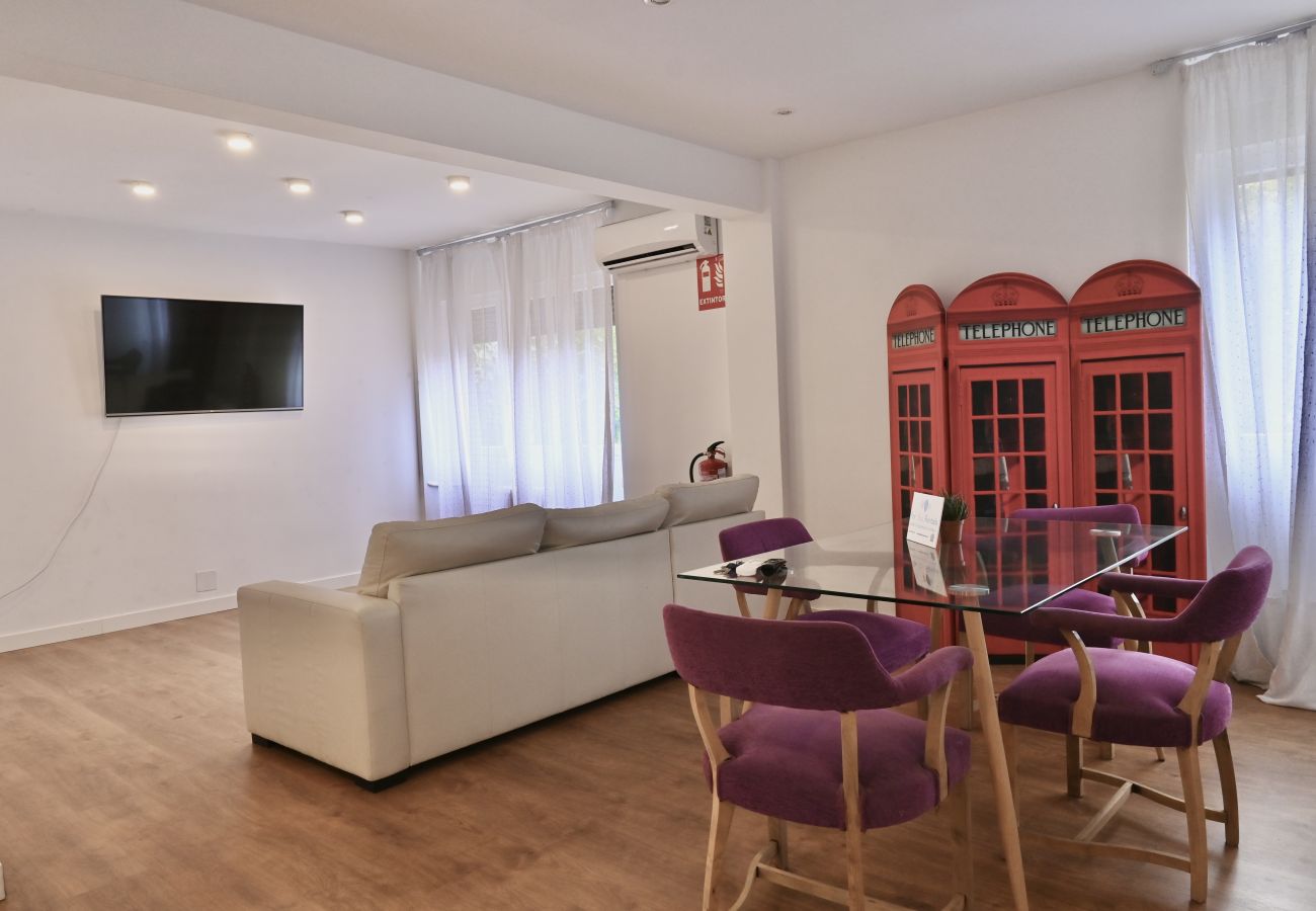 Apartamento em Madrid - MADRID RIO - PALACIO REAL- HOSPITAL 12 OCTUBRE -3 ROOMS - 2 BATHROOMS.Temporal 
