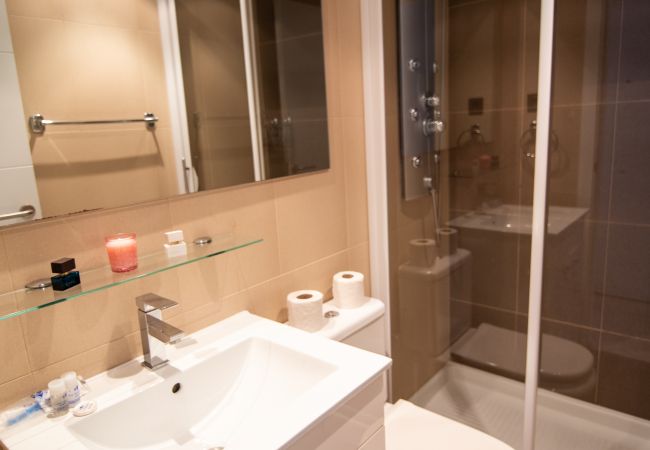 Apartamento em Madrid - M (JMC 5) BERNABEU R. MADRID STADIUM APARTMENT 1 ROOM 2 PAX PARKING  - MADRID BUSINESS CENTER Apartamento em Madrid - M (JMC 5) BERNABEU R. MADRID STADIUM APARTMENT 1 ROOM 2 PAX PARKING  - MADRID BUSINESS CENTER