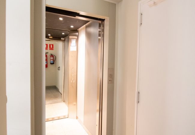 Apartamento em Madrid - M (JMC 5) BERNABEU R. MADRID STADIUM APARTMENT 1 ROOM 2 PAX PARKING  - MADRID BUSINESS CENTER Apartamento em Madrid - M (JMC 5) BERNABEU R. MADRID STADIUM APARTMENT 1 ROOM 2 PAX PARKING  - MADRID BUSINESS CENTER