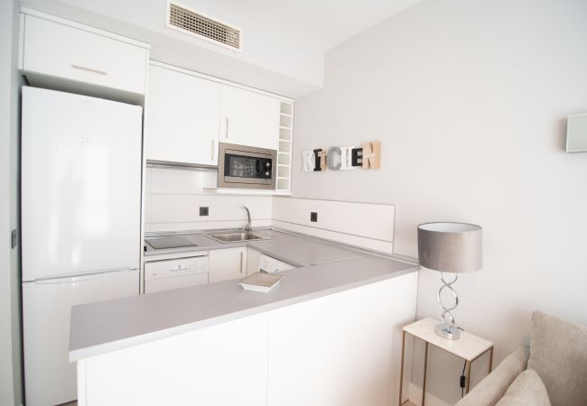 Apartamento em Madrid - M (JMC 5) BERNABEU R. MADRID STADIUM APARTMENT 1 ROOM 2 PAX PARKING  - MADRID BUSINESS CENTER Apartamento em Madrid - M (JMC 5) BERNABEU R. MADRID STADIUM APARTMENT 1 ROOM 2 PAX PARKING  - MADRID BUSINESS CENTER