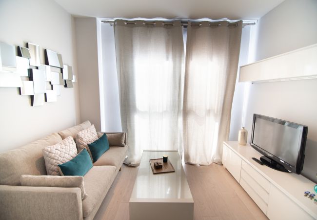 Apartamento em Madrid - M (JMC 5) BERNABEU R. MADRID STADIUM APARTMENT 1 ROOM 2 PAX PARKING  - MADRID BUSINESS CENTER Apartamento em Madrid - M (JMC 5) BERNABEU R. MADRID STADIUM APARTMENT 1 ROOM 2 PAX PARKING  - MADRID BUSINESS CENTER