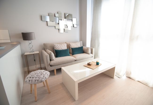 Apartamento em Madrid - M (JMC 5) BERNABEU R. MADRID STADIUM APARTMENT 1 ROOM 2 PAX PARKING  - MADRID BUSINESS CENTER Apartamento em Madrid - M (JMC 5) BERNABEU R. MADRID STADIUM APARTMENT 1 ROOM 2 PAX PARKING  - MADRID BUSINESS CENTER